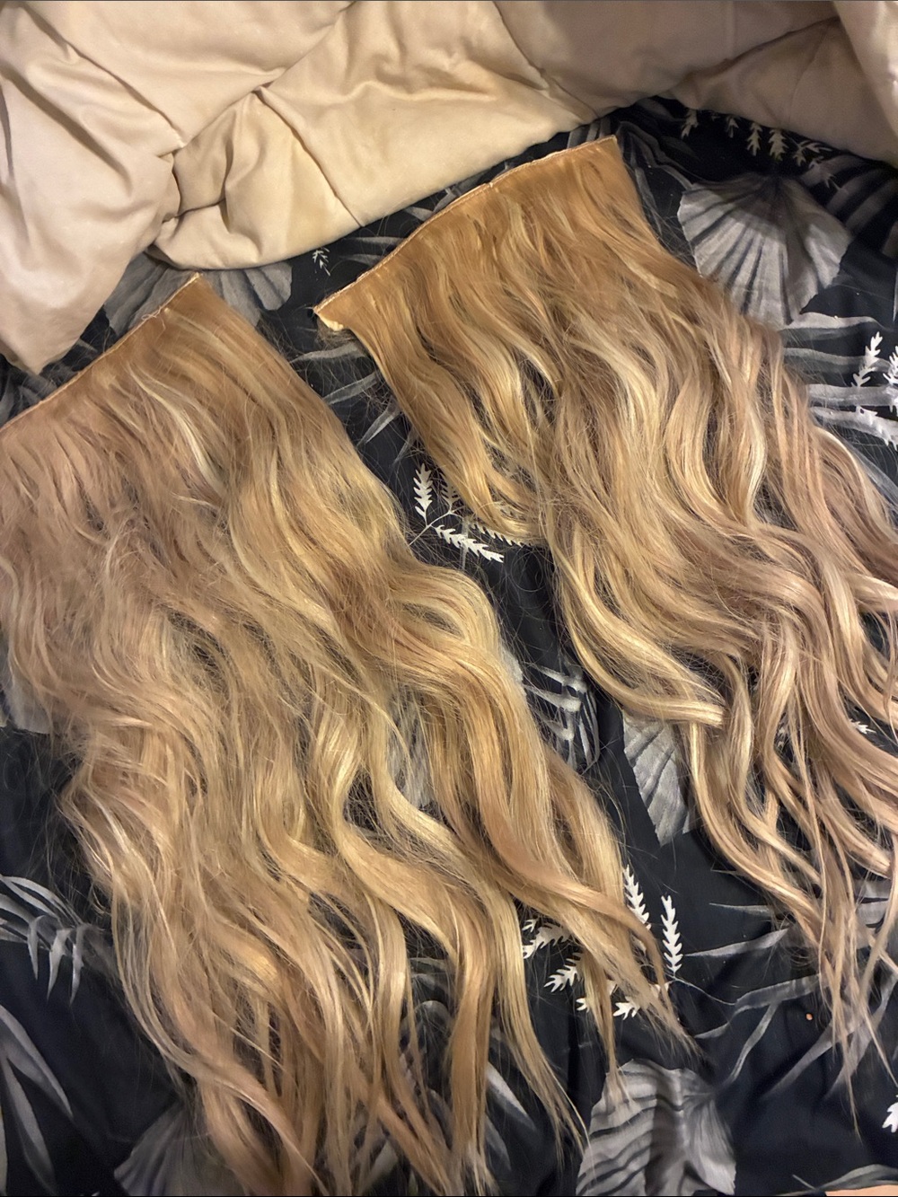 Blonde Wavy Clip-In Hair Extensions - Natural Light Blonde